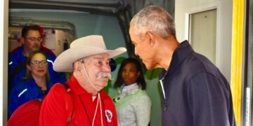 Wisconsin Veterans Get Surprise Greeting from Former President Obama During Honor Flight