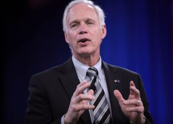 Ron Johnson Presses COVID Vaccine Oversight Probe Amid Cancer Safety Claims