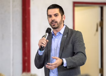 Toney Challenges Kaul on Drug Investigations, Crime Lab Delays in AG Debate